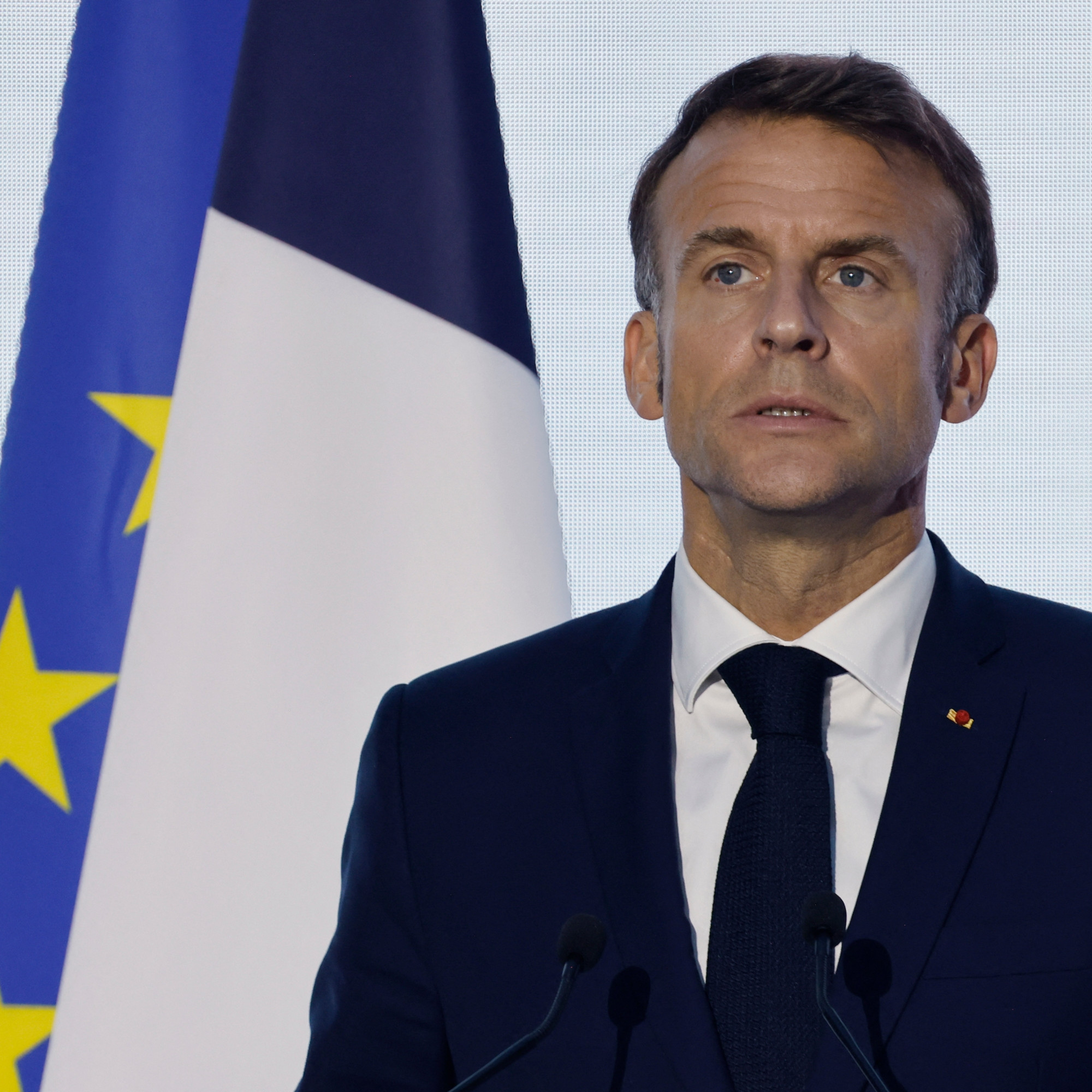 إيمانويل ماكرون: تحليل تأثيراته السياسية محليًا ودوليًا