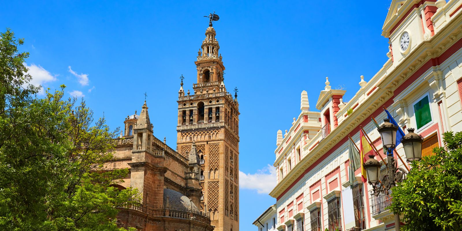 مايوركا وسيفيلا: وجهتان سياحيتان ساحرتان في إسبانيا